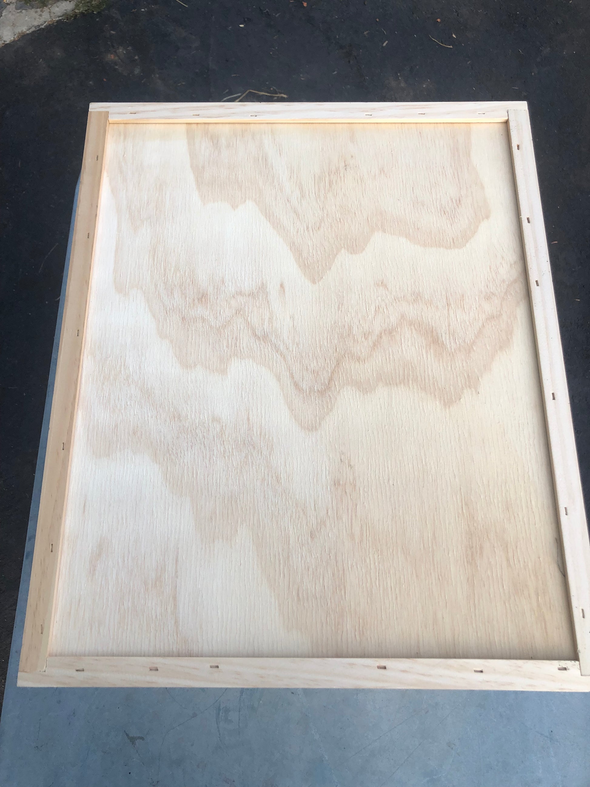 Low profile fume board for honwy harvesting